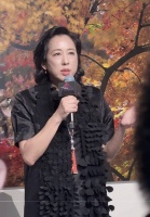 霍震霆前妻在上海办摄影展，黑裙配红鞋气质高雅，77岁丈夫也在场