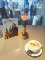 美术馆的咖啡有点香也有点苦