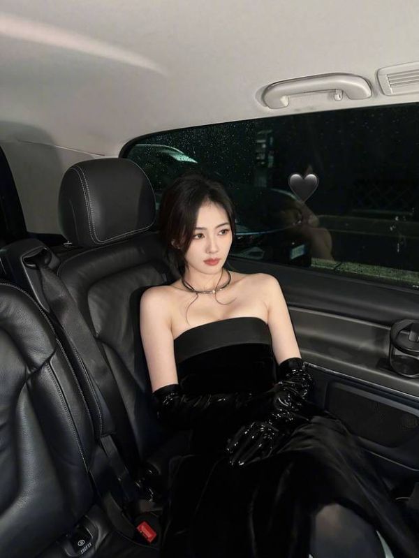 搜狐娱乐讯 近日，白鹿在社交平台分享一组美照。图中，白鹿穿黑色抹胸礼裙，肩颈线条优美，戴着项链贵气优雅。