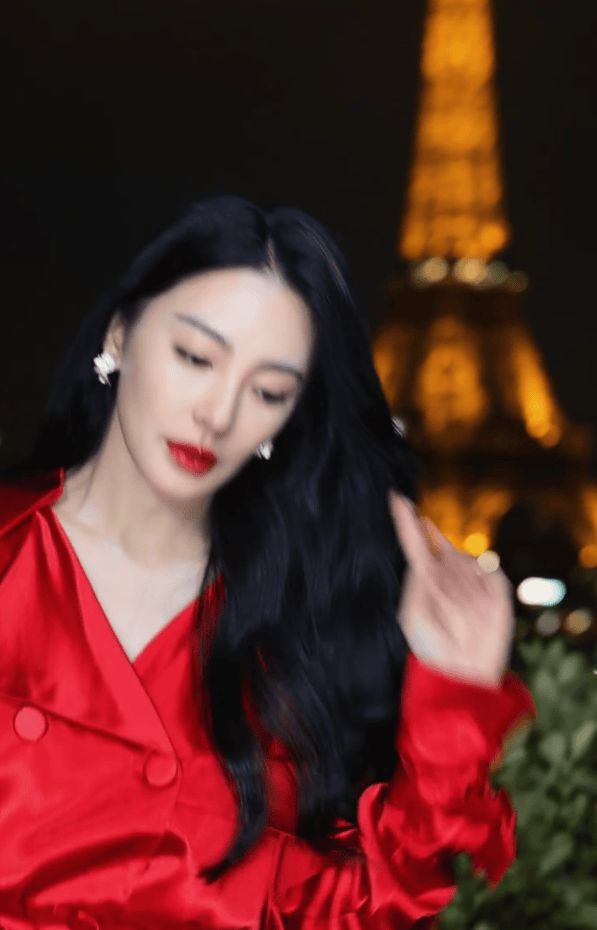 张雨绮松弛感十足。