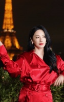 张雨绮巴黎时装周热辣惊艳，一袭红衣搭配黑丝性感迷人