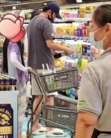 42岁雷佳音穿拖鞋大短裤陪妻子逛超市 形似陌路