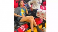 亿万富豪詹姆斯·哥德斯坦为超模金诗迪现身NBA赛场
