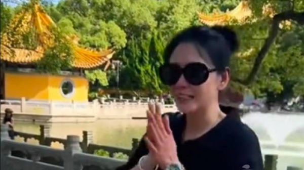 57岁邱淑贞普陀山素颜现身，运动装扮状态佳