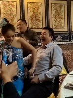 这男的一看就不是什么好东西