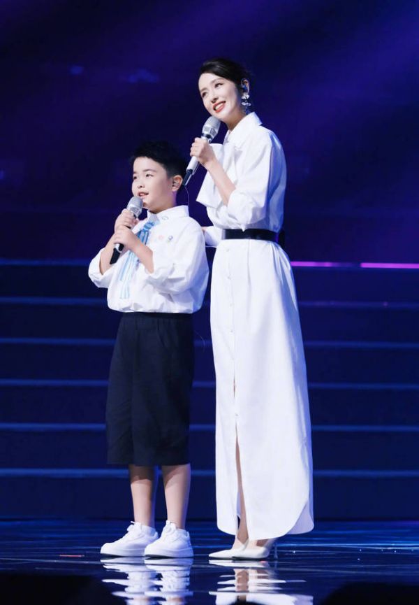 佟丽娅和儿子同台表演，画面温馨有爱。