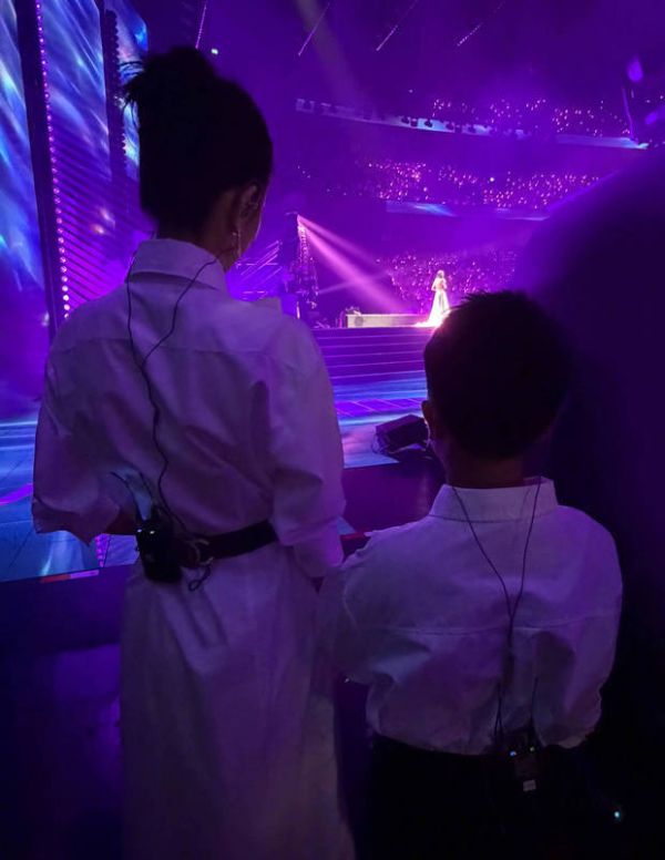 母子俩的同框背影照也好有爱。