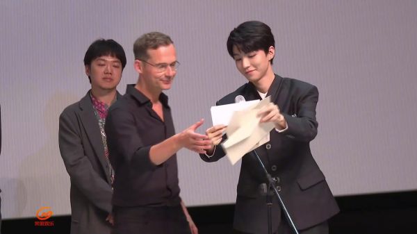 王俊凯第九届平遥国际电影展平遥之夜评审颁发荣誉cut
