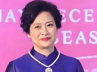 她是半个娱乐圈的“妈”，丈夫与她相爱40年，有钱也甘愿当她保姆