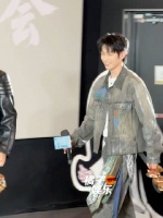 拎着一串粽子笑眯眯进场的小振轩！