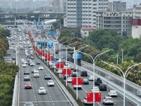 国旗飘扬花团锦簇，江汉街头国庆节日氛围浓