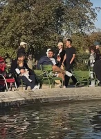 汪小菲现身巴黎被偶遇，与马筱梅牵手逛花园，夫妻俩又出国潇洒了