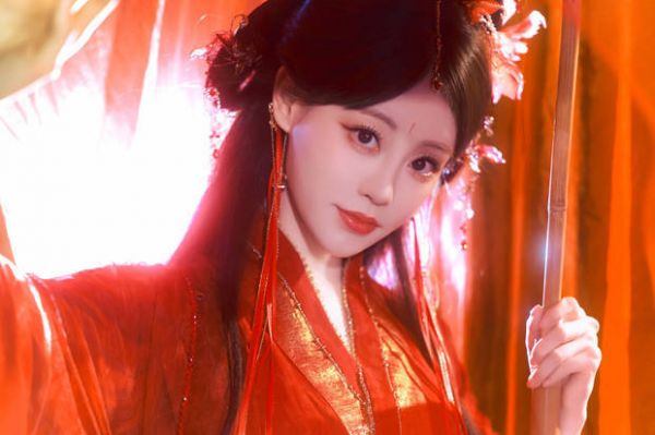 祝绪丹单手撑伞。