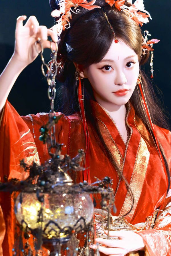 祝绪丹单手撑着灯笼。