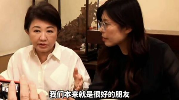 郑丽文约饭卢秀艳，二人边吃边聊，以姐妹相称，关系非同一般
