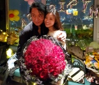 马景涛小26岁女友秀恩爱，办公桌摆放俩人甜蜜合照，完全被他迷住 2025-09-30 11:04·八怪娱