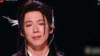 刘宇宁托着骨折的脚在上台唱《笑红尘》，愣是唱的妖娆又江湖！
