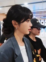 田曦薇灰西装高盘发亮相，演绎职场知性魅力