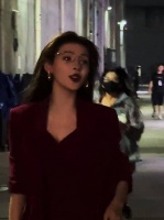 张予曦酒红西装亮相，热情回应粉丝互动