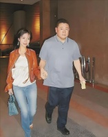 吕丽君儿子罕见露面，和姐姐一起搀扶父亲，长相一点也不像刘銮雄