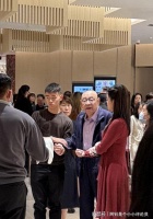 吕丽君儿子与刘銮雄合照曝光，与姐姐搀扶父亲，甘比俩女儿也在场