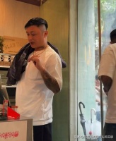 44岁余文乐在上海逛街，整个人看起来胖了好多，皮肤黝黑