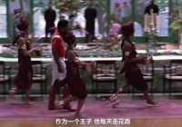 雨天陌生人赠伞后冲进雨中，背影感动路人