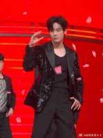 魏哲鸣好六跳发牌摇扫腿舞卡点精准动作丝滑