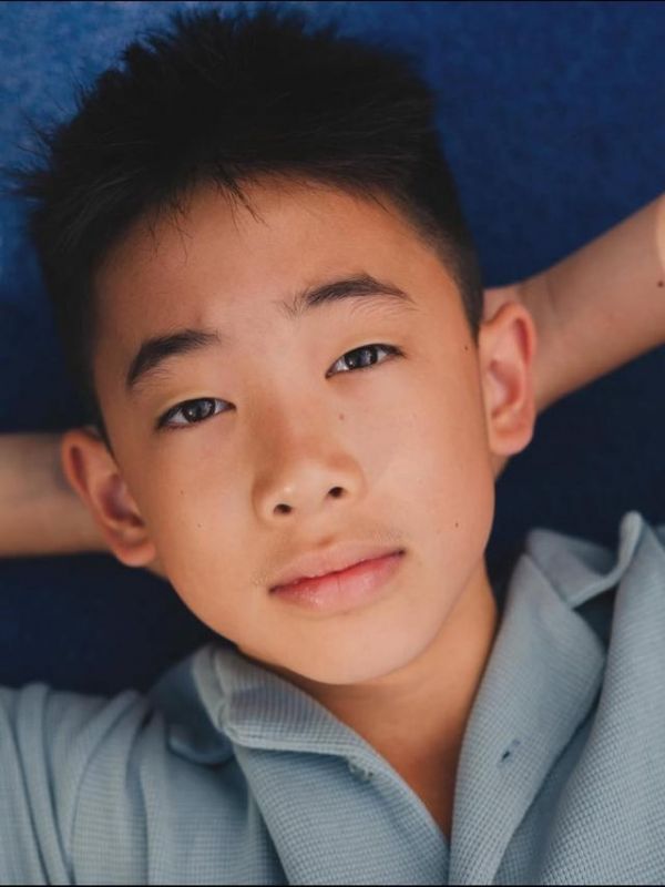 陈小春两个儿子近照，应采儿带娃出游，父子三人龇牙笑似复制粘贴