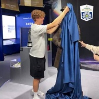 辛纳为自己的冠军俑揭幕！ 你觉得有几分相像？