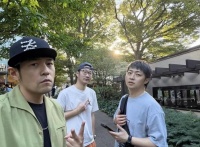 周杰伦代官山旧地重游，主动招呼粉丝合影