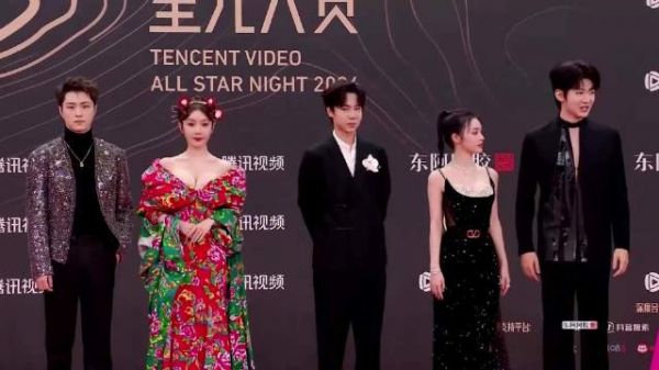 上淇为了博眼球，红毯上大方秀事业线，这身材她敢穿我都不敢看！