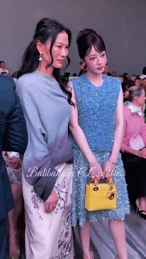 迪丽热巴和邓文迪在迪奥秀前热聊美美合影