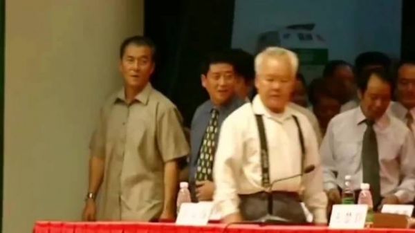 退休干部参加晚会,不料根本就没有他的座位