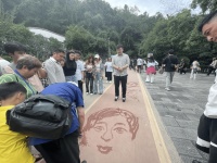 【国庆特写】地作纸，水为墨，八旬“双绝”艺匠的黔灵山国庆献礼