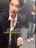 肖战演唱结束以为下班被拉回座位