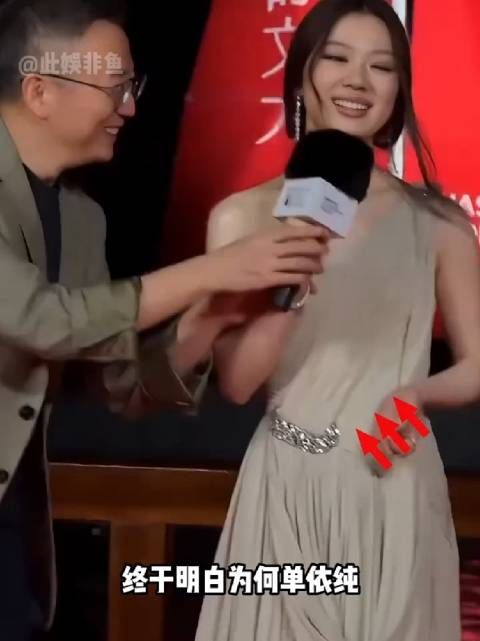 单依纯登台紧握话筒不唱,坚守歌手底线