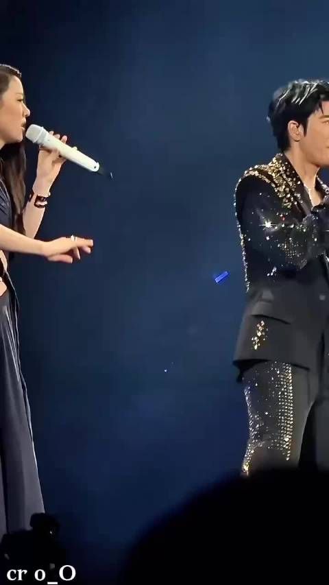 单依纯和王力宏的合声一听一个不吱声,势均力敌的唱功,已循环100遍!