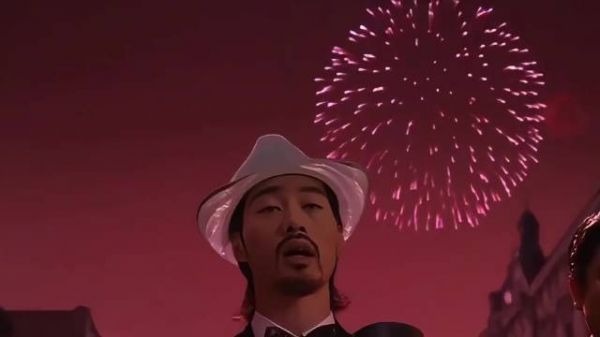 他自己就是个龙套、他知道龙套的苦、所以每个龙套角色都很饱满