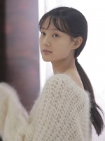 李一桐纯素颜上镜，看起来美丽动人，确实是个很漂亮的姑娘！