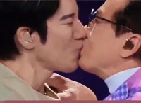 成龙王力宏 “父子同台”，娱乐圈最动人的情谊！