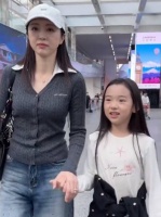 小酒窝旁边的董璇好像她的助理