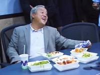 难怪吃到一半发脾气，原来菜馊了，哈哈