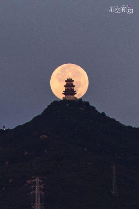 2023年9月29日，在北京门头沟区拍摄的中秋月。（王冰 摄）