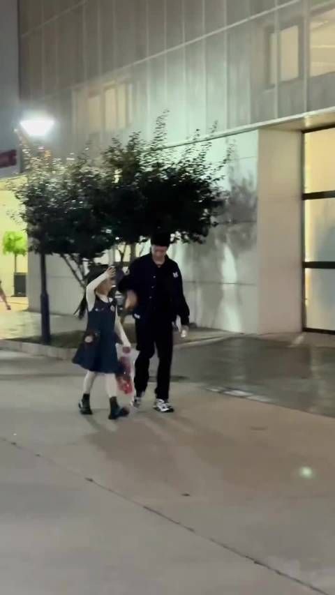 网友偶遇张维伊董璇携女出行，共同照顾女方父母
