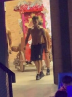 这里面好多男人呀！