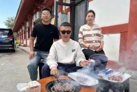 孙红雷和老婆王骏迪到宁夏旅游。在院子烤羊肉串，打扮时尚好贵气