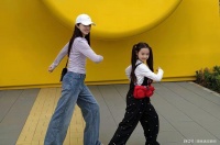 董璇带女儿逛上海乐高乐园，母女同框拍照，小酒窝活泼模样萌化了