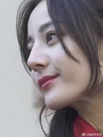 原来迪丽热巴不止是小胖手还是小短手