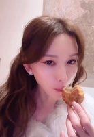 林志玲晒视频庆中秋，长卷发皮毛大衣显贵气，吃月饼津津有味